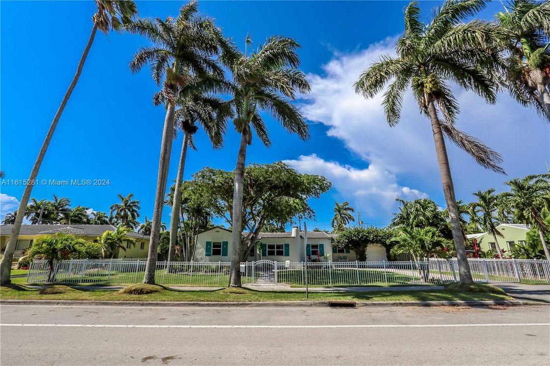 Active With Contract: $1,199,000 (3 beds, 3 baths, 0 Square Feet)