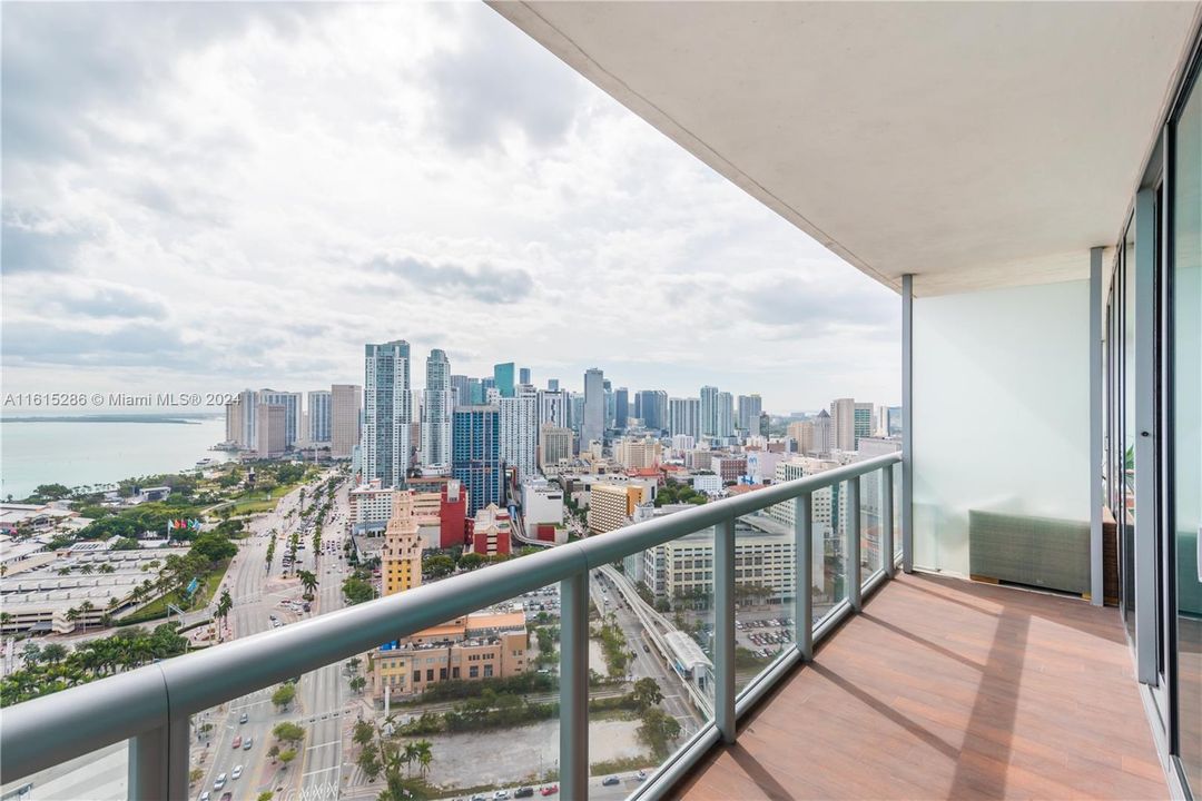 For Sale: $690,000 (1 beds, 1 baths, 948 Square Feet)