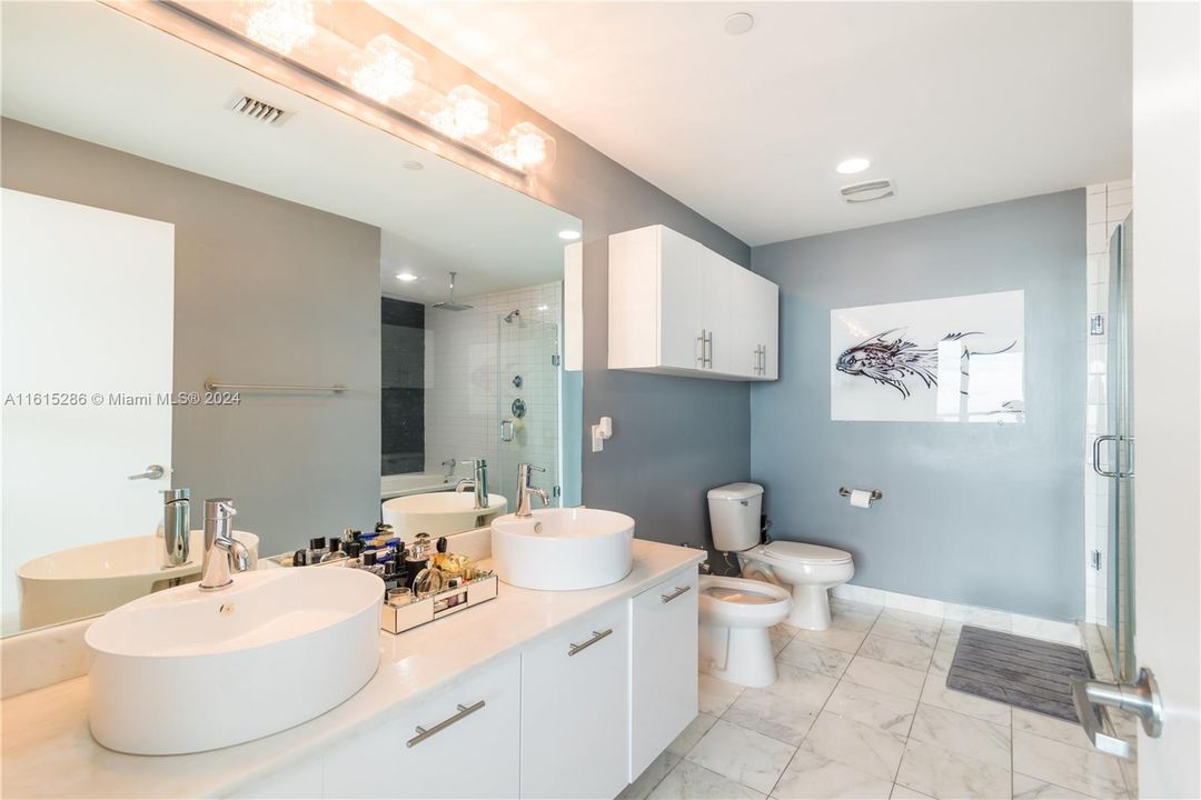 For Sale: $690,000 (1 beds, 1 baths, 948 Square Feet)