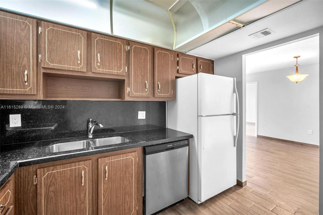 For Sale: $215,000 (2 beds, 2 baths, 980 Square Feet)
