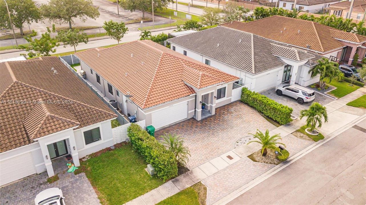 En Venta: $890,000 (4 camas, 3 baños, 2137 Pies cuadrados)