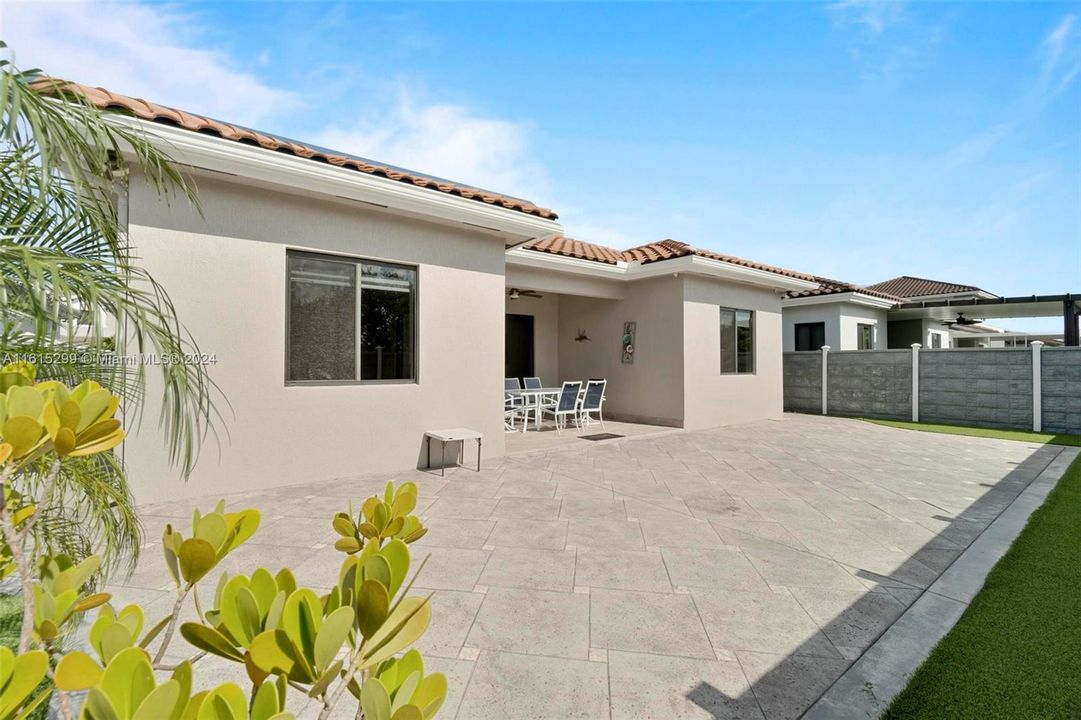 En Venta: $890,000 (4 camas, 3 baños, 2137 Pies cuadrados)