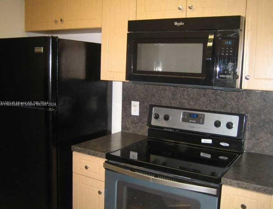 For Rent: $2,000 (2 beds, 2 baths, 1033 Square Feet)