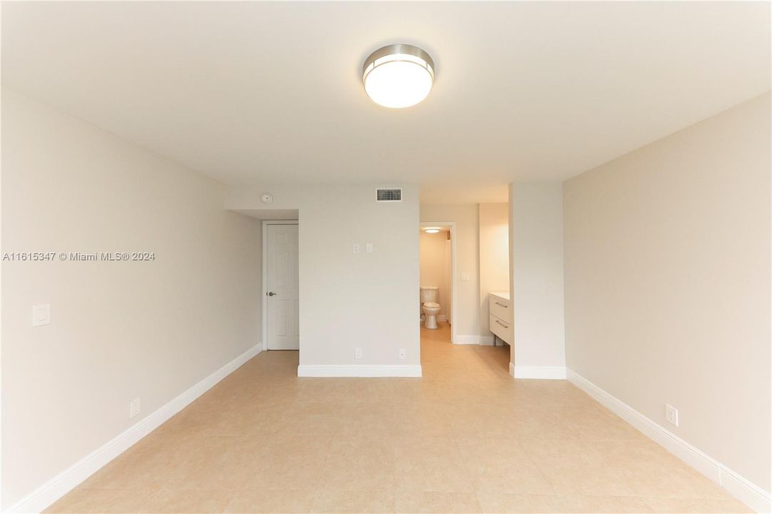 For Rent: $2,450 (2 beds, 2 baths, 963 Square Feet)