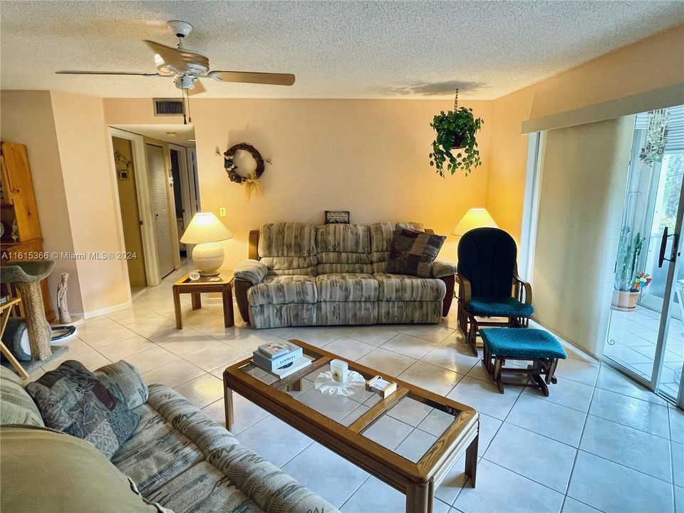 For Sale: $274,999 (2 beds, 2 baths, 1078 Square Feet)
