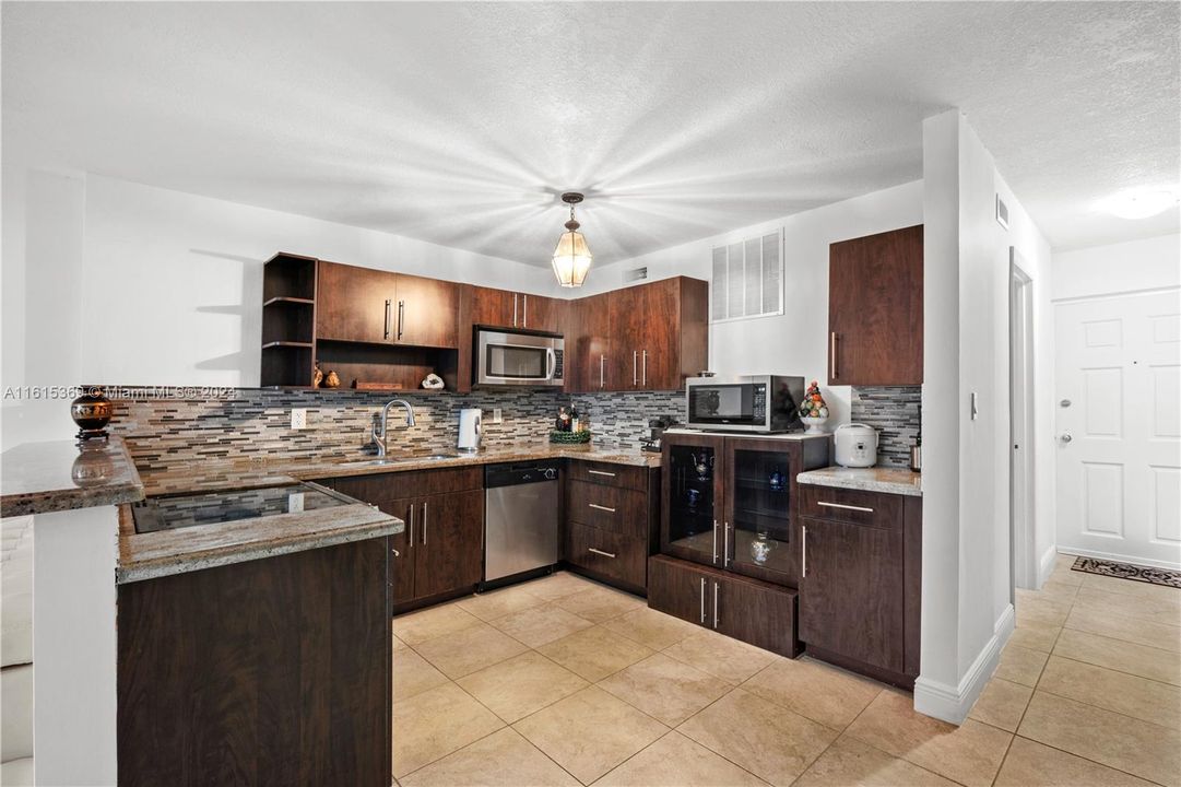 For Sale: $265,000 (1 beds, 1 baths, 795 Square Feet)