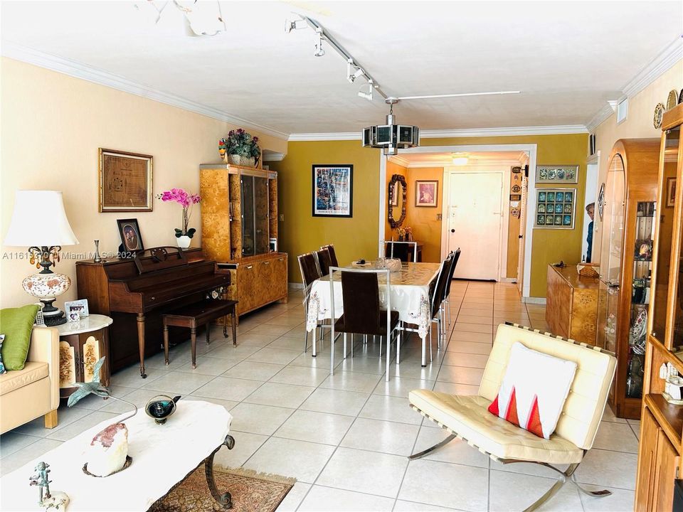 En Venta: $550,000 (2 camas, 2 baños, 1323 Pies cuadrados)