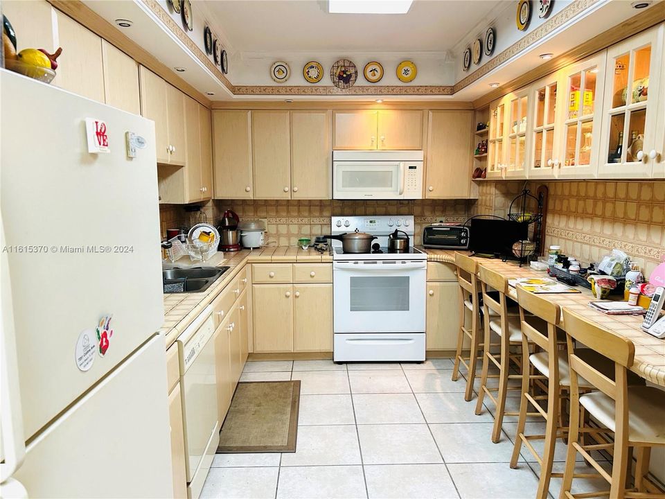 For Sale: $550,000 (2 beds, 2 baths, 1323 Square Feet)