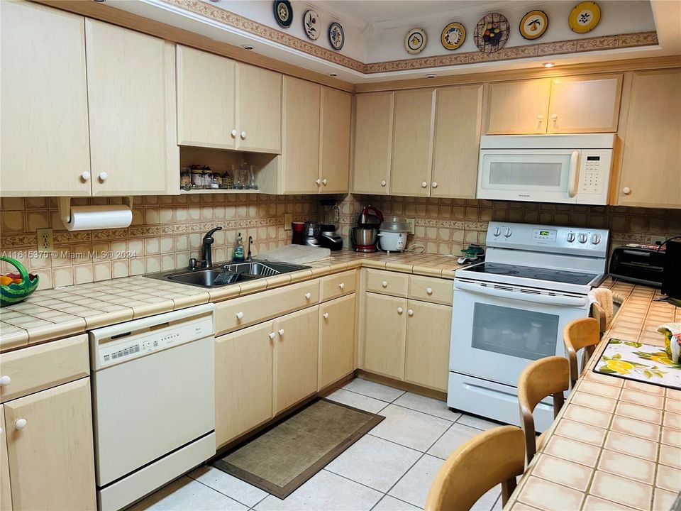 For Sale: $550,000 (2 beds, 2 baths, 1323 Square Feet)