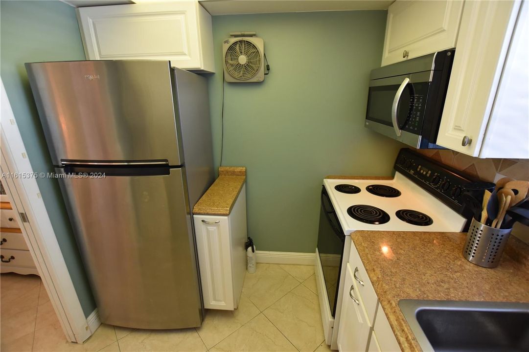 For Sale: $114,900 (1 beds, 1 baths, 611 Square Feet)