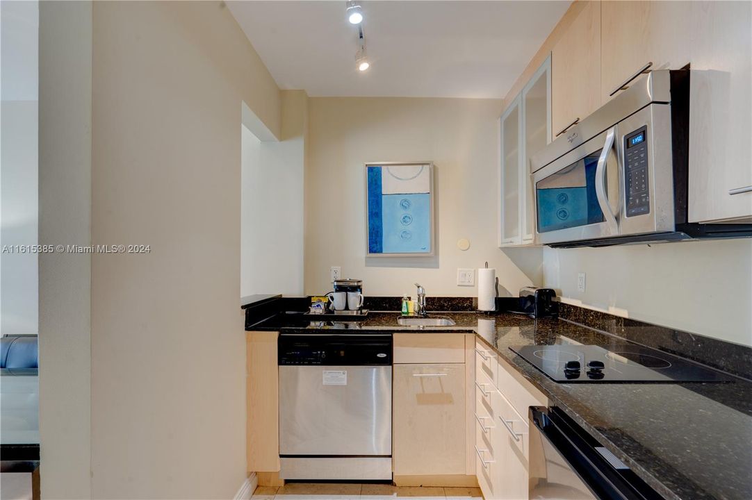 For Sale: $199,000 (1 beds, 1 baths, 586 Square Feet)