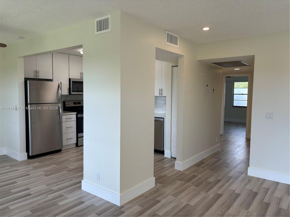 For Rent: $1,700 (1 beds, 1 baths, 957 Square Feet)