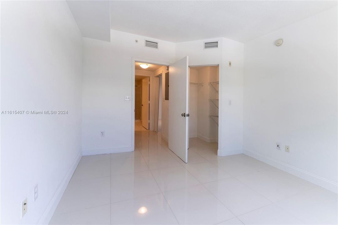 For Sale: $450,000 (2 beds, 2 baths, 1086 Square Feet)