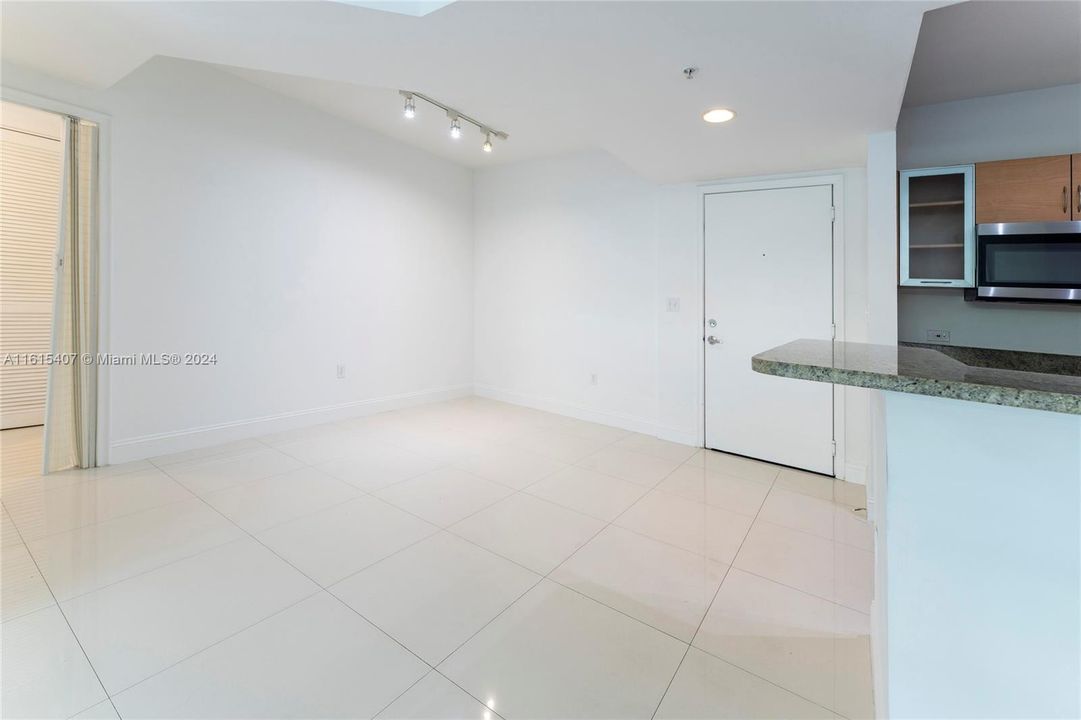 For Sale: $450,000 (2 beds, 2 baths, 1086 Square Feet)