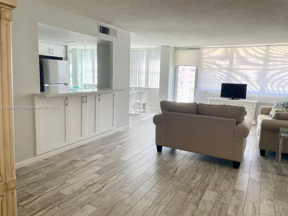 For Rent: $2,800 (1 beds, 1 baths, 943 Square Feet)