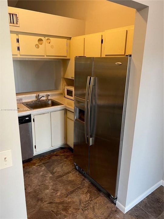 For Rent: $2,200 (2 beds, 2 baths, 970 Square Feet)