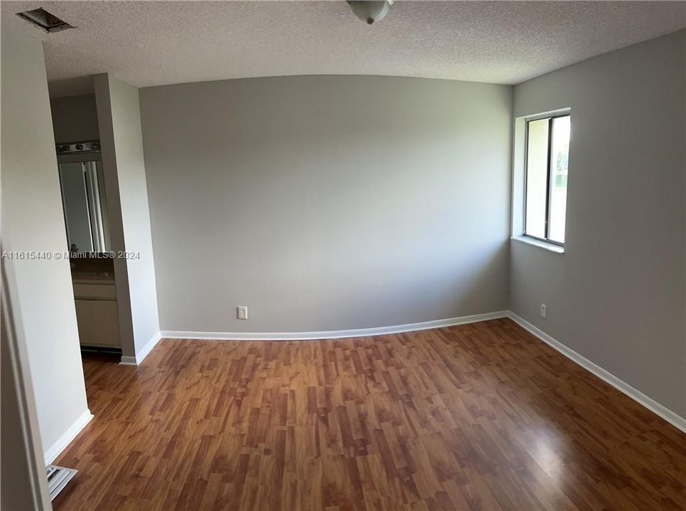 For Rent: $2,200 (2 beds, 2 baths, 970 Square Feet)