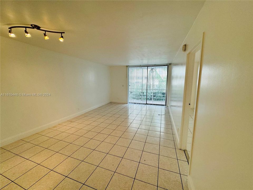 For Rent: $1,900 (1 beds, 1 baths, 778 Square Feet)