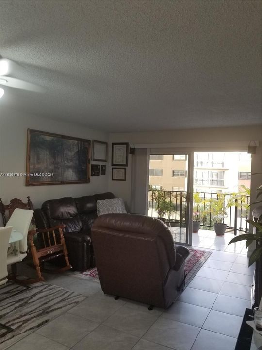 For Rent: $2,100 (1 beds, 1 baths, 756 Square Feet)