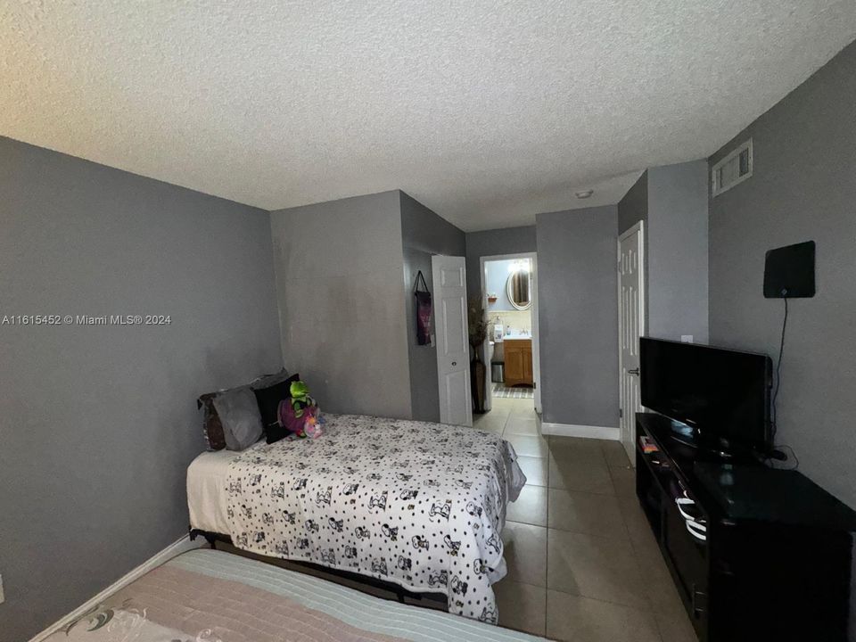 For Sale: $300,000 (2 beds, 2 baths, 896 Square Feet)