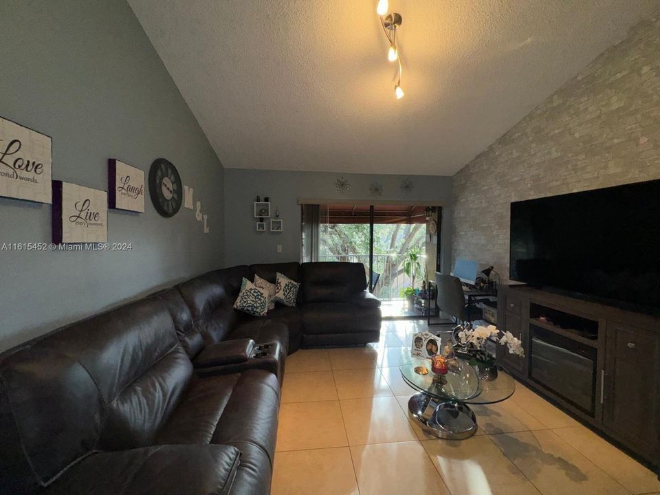 For Sale: $300,000 (2 beds, 2 baths, 896 Square Feet)