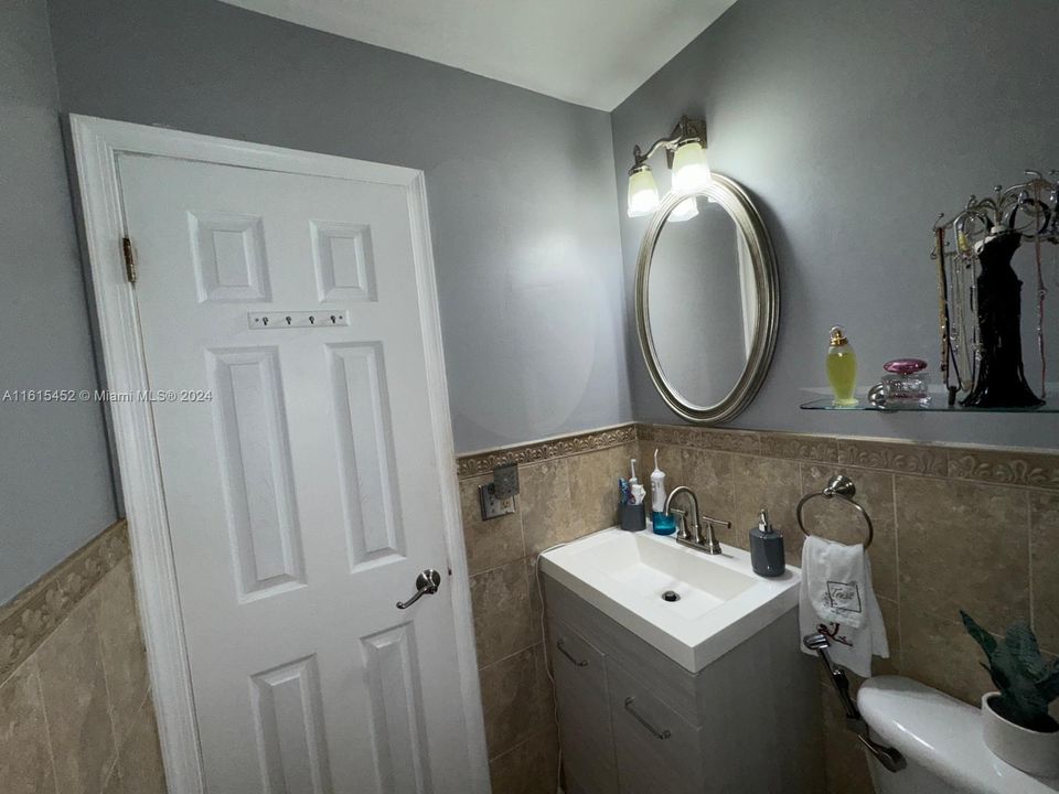 For Sale: $300,000 (2 beds, 2 baths, 896 Square Feet)