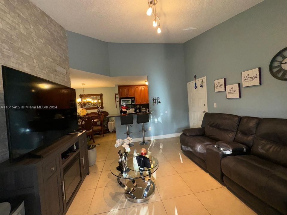 For Sale: $300,000 (2 beds, 2 baths, 896 Square Feet)