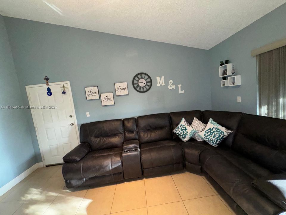 For Sale: $300,000 (2 beds, 2 baths, 896 Square Feet)