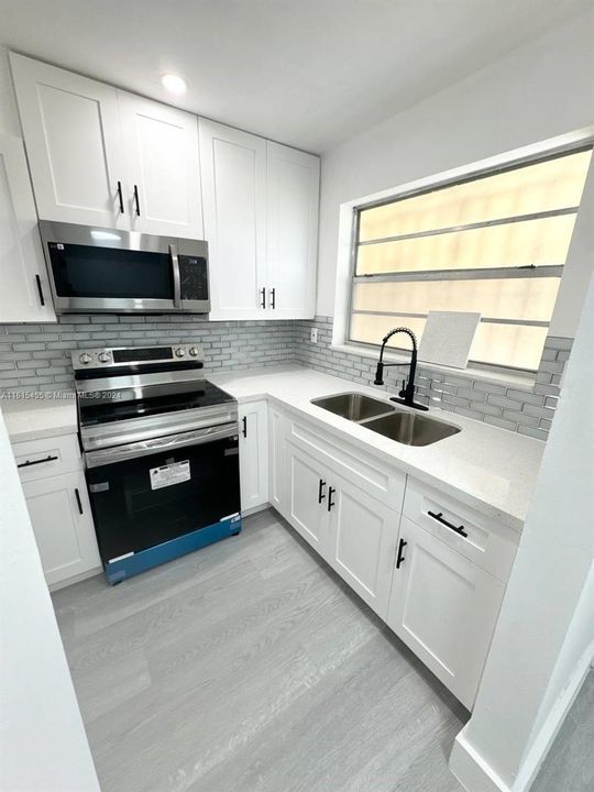 For Rent: $2,350 (2 beds, 1 baths, 707 Square Feet)