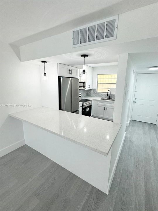 For Rent: $2,350 (2 beds, 1 baths, 707 Square Feet)