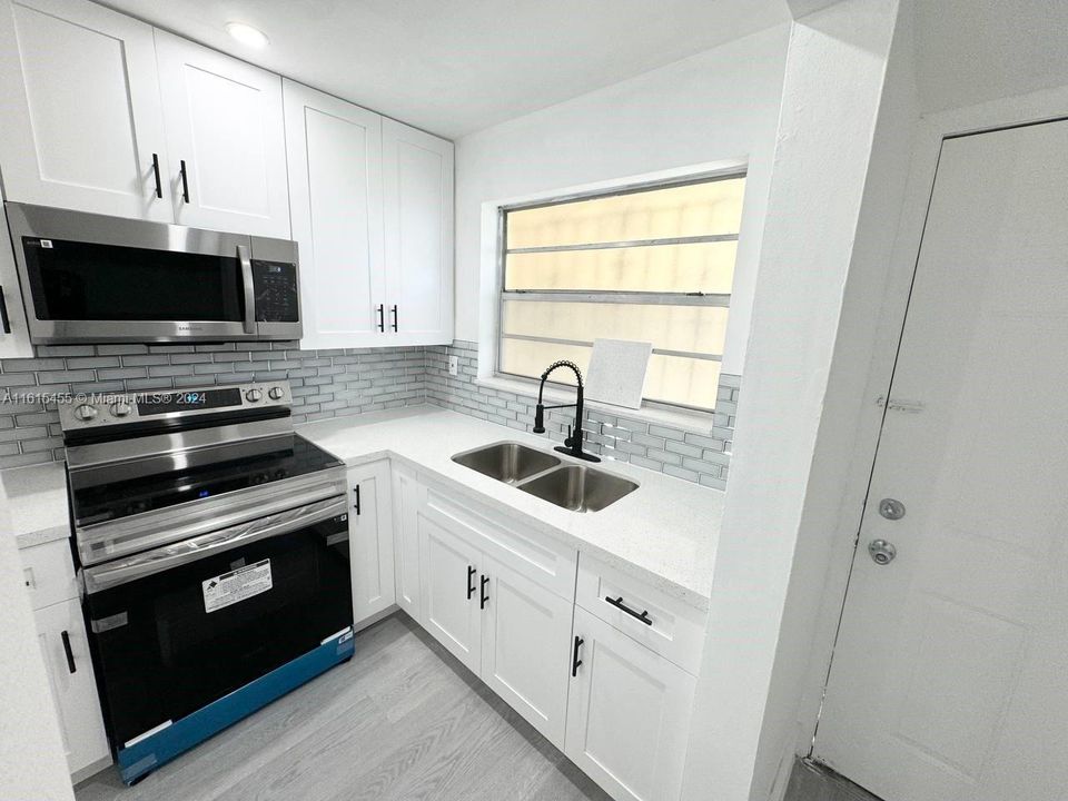 For Rent: $2,350 (2 beds, 1 baths, 707 Square Feet)