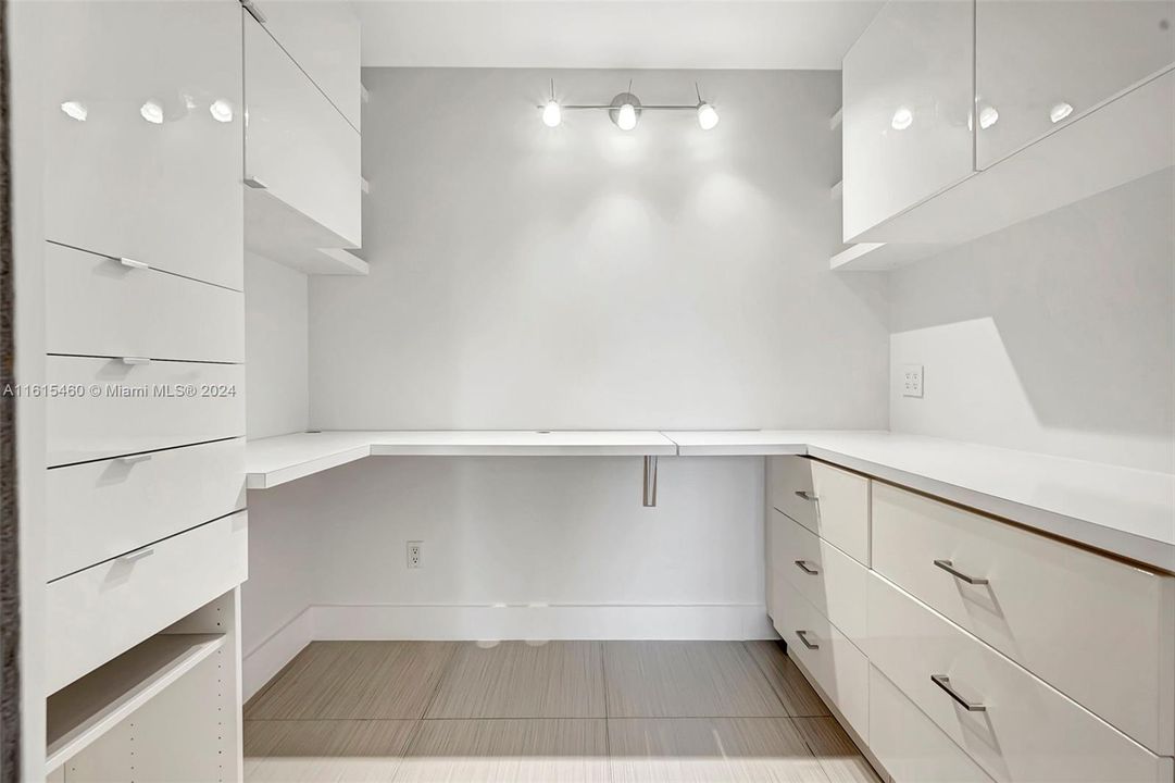 For Sale: $895,000 (2 beds, 2 baths, 1335 Square Feet)