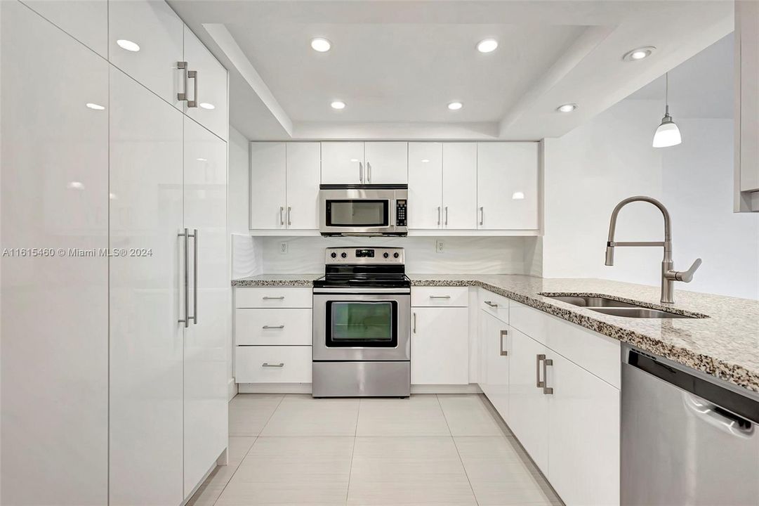 For Sale: $895,000 (2 beds, 2 baths, 1335 Square Feet)