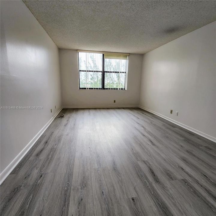 For Rent: $2,050 (1 beds, 1 baths, 918 Square Feet)
