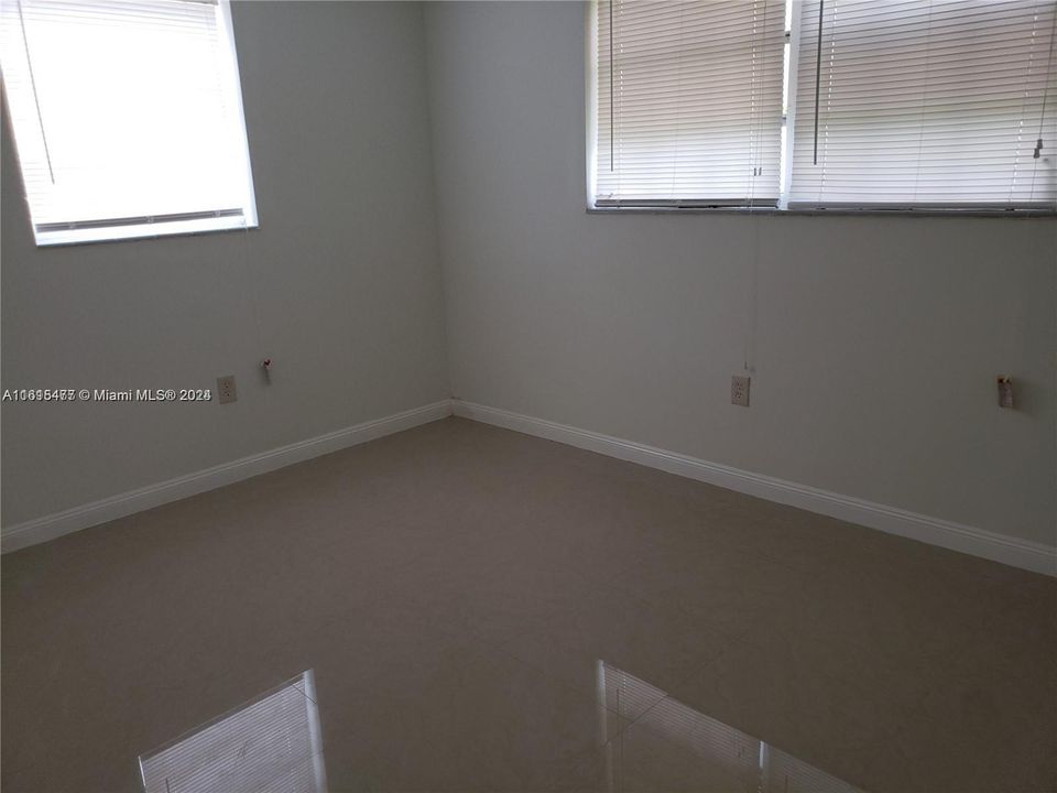 For Rent: $3,400 (4 beds, 2 baths, 1387 Square Feet)