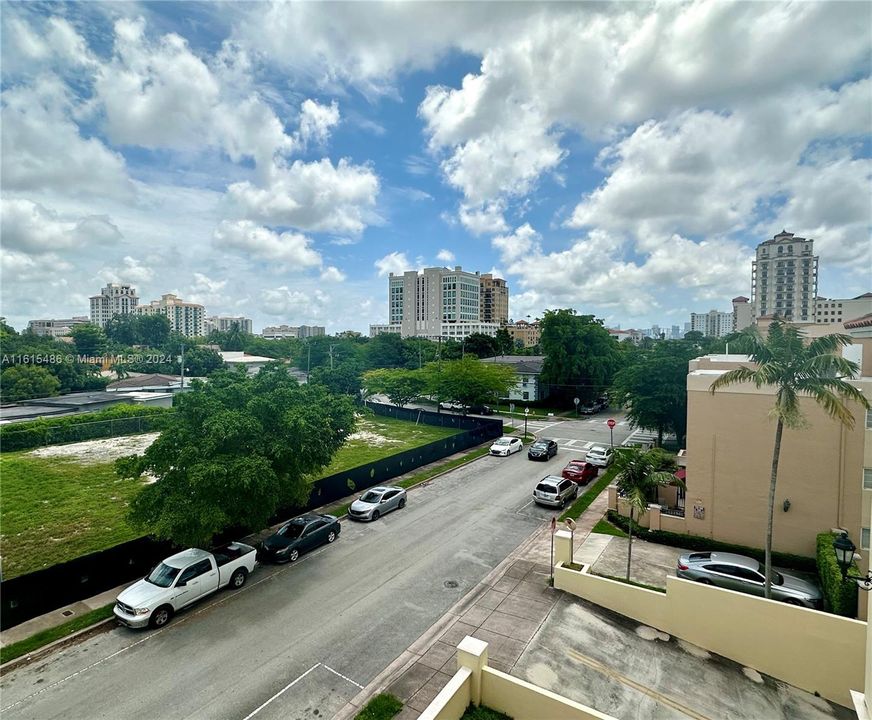 BEAUTIFUL VIEWS OF CORAL GABLES FROM EXTRA LARGE BALCONY