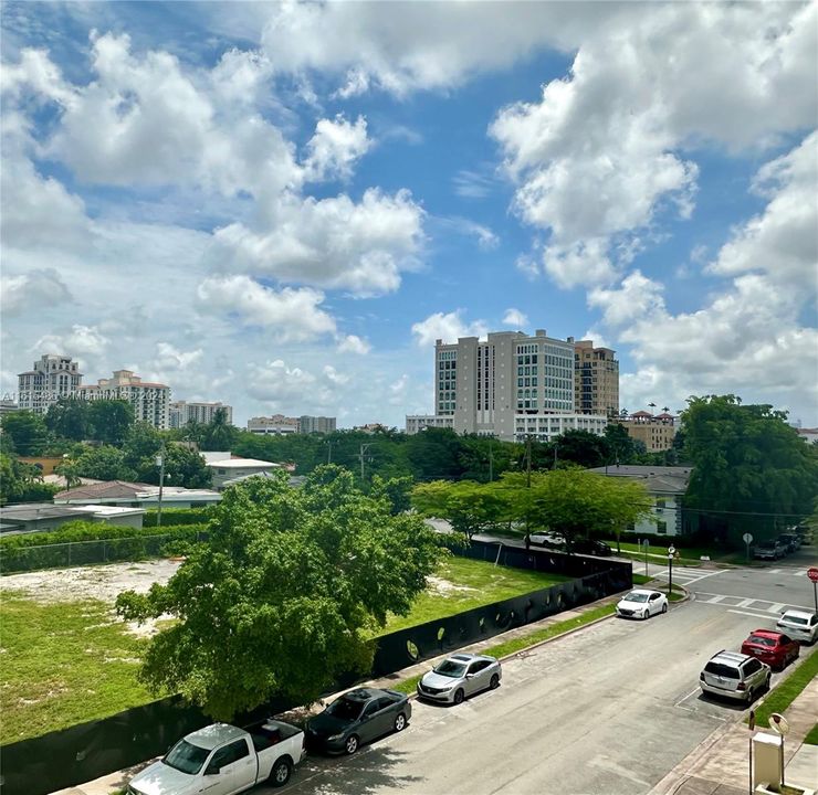 BEAUTIFUL VIEWS OF CORAL GABLES FROM EXTRA LARGE BALCONY