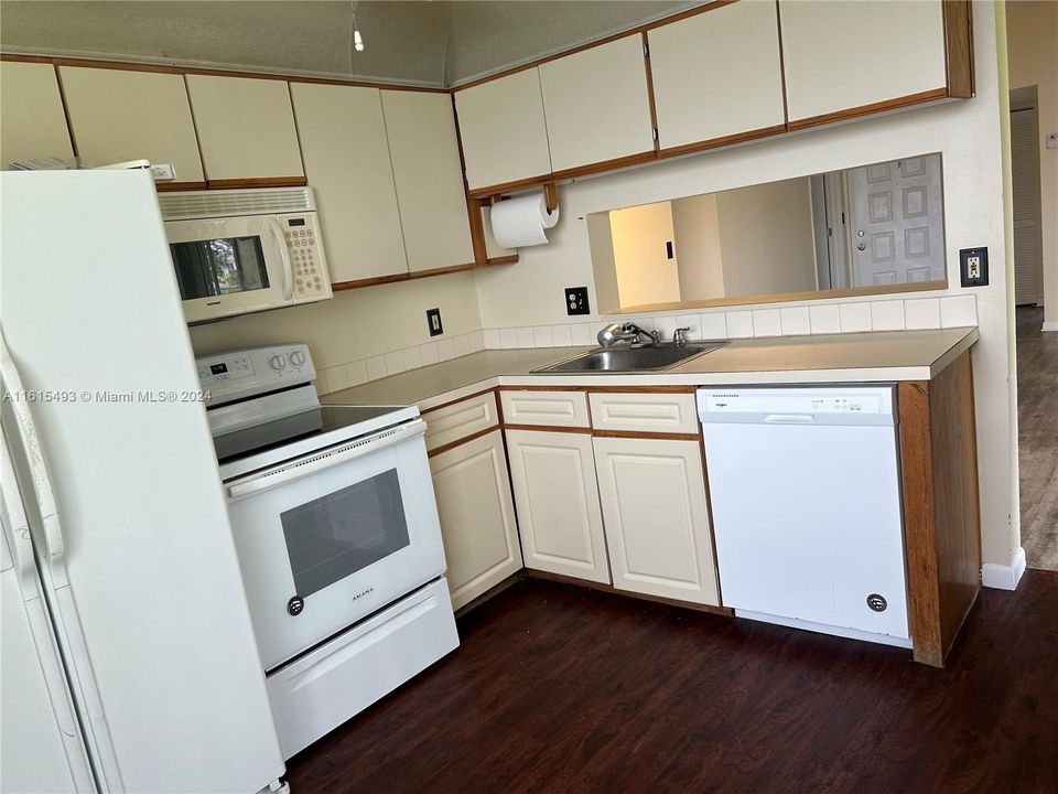 For Rent: $2,301 (3 beds, 2 baths, 1195 Square Feet)