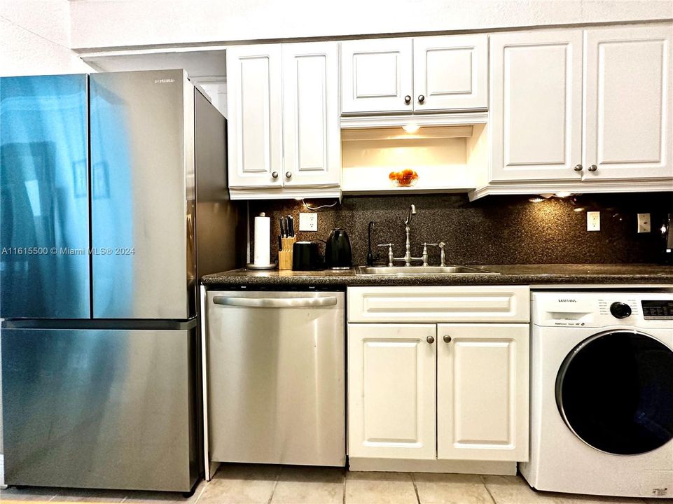 For Rent: $2,500 (1 beds, 1 baths, 835 Square Feet)