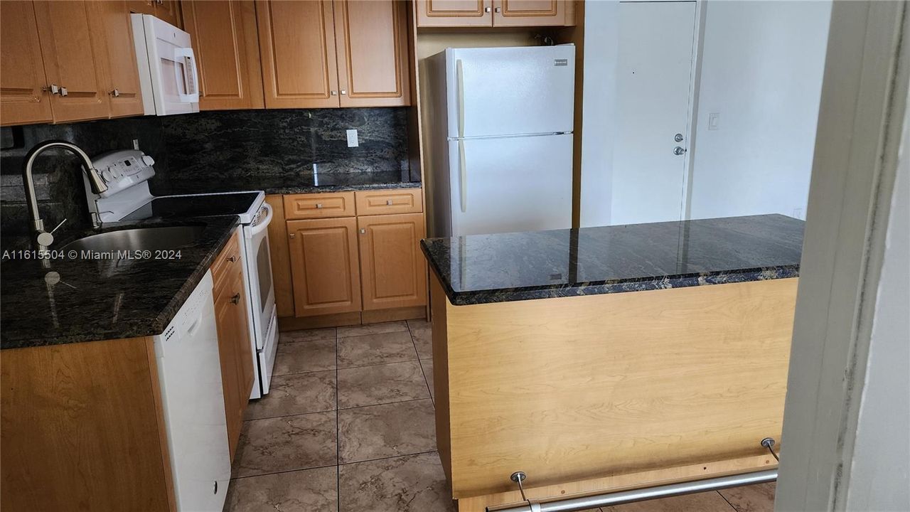 For Rent: $2,400 (2 beds, 2 baths, 973 Square Feet)