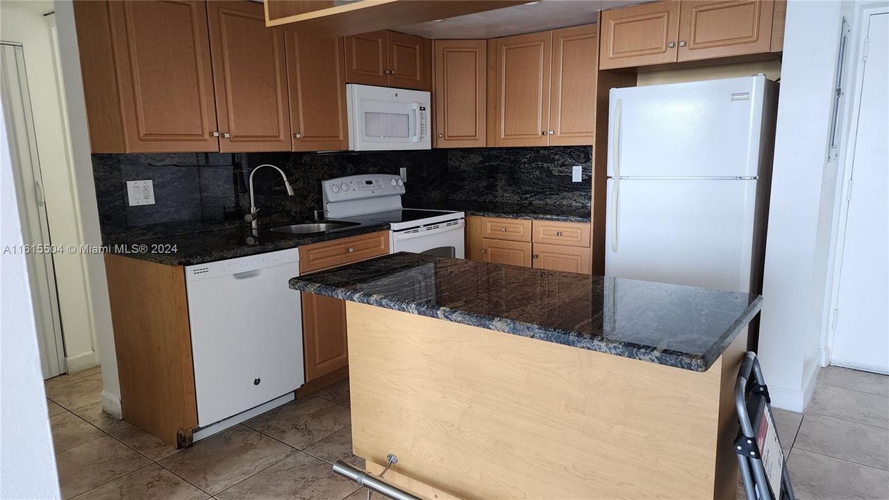 For Rent: $2,400 (2 beds, 2 baths, 973 Square Feet)