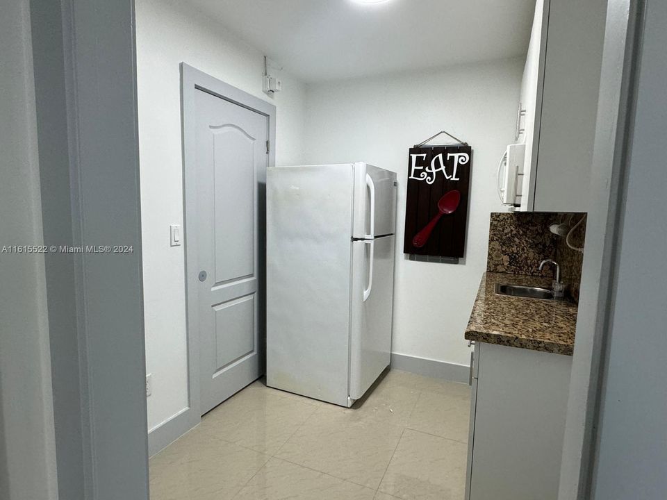 For Rent: $1,575 (1 beds, 1 baths, 300 Square Feet)