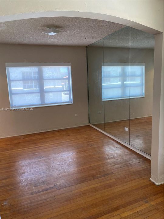 Active With Contract: $1,900 (1 beds, 1 baths, 617 Square Feet)