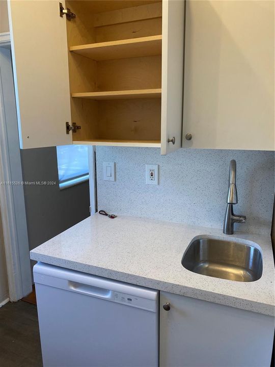 Active With Contract: $1,900 (1 beds, 1 baths, 617 Square Feet)