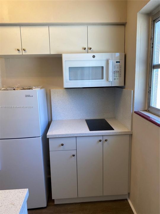 Active With Contract: $1,900 (1 beds, 1 baths, 617 Square Feet)