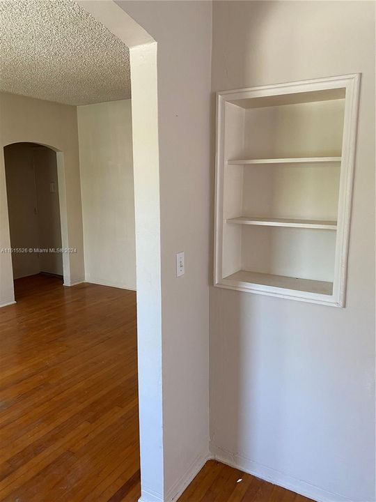 Active With Contract: $1,900 (1 beds, 1 baths, 617 Square Feet)