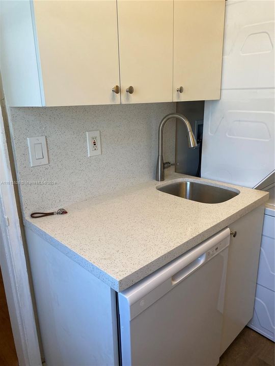 Active With Contract: $1,900 (1 beds, 1 baths, 617 Square Feet)