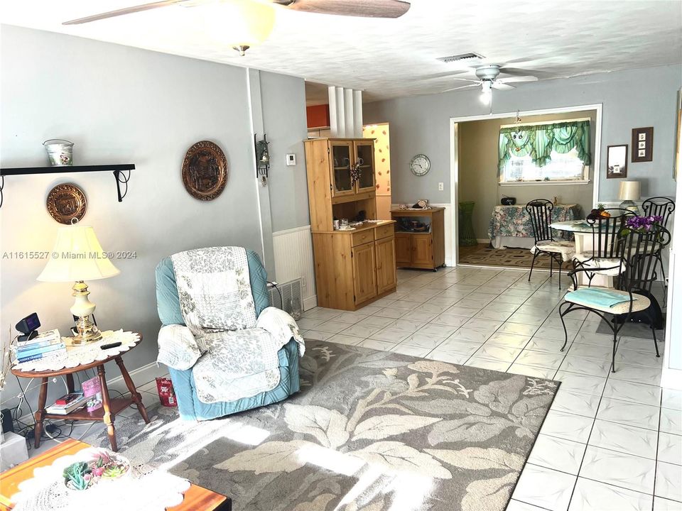 For Sale: $389,900 (3 beds, 1 baths, 1220 Square Feet)