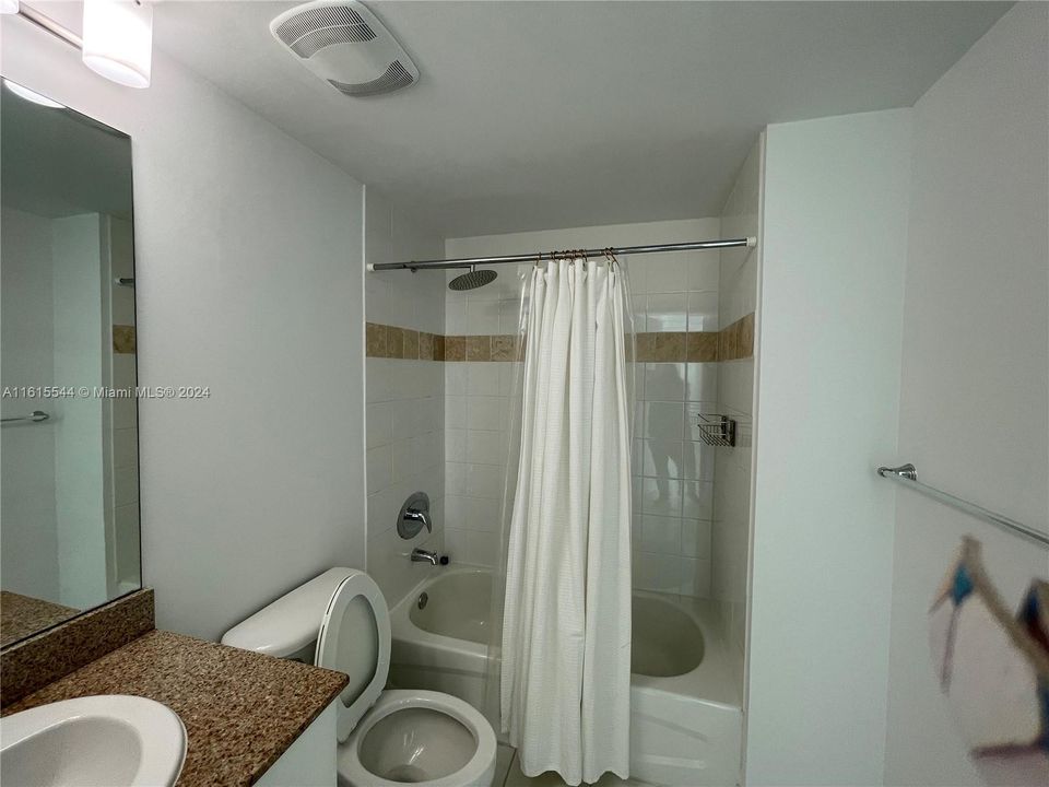 出租: $3,200 (2 贝兹, 2 浴室, 975 平方英尺)
