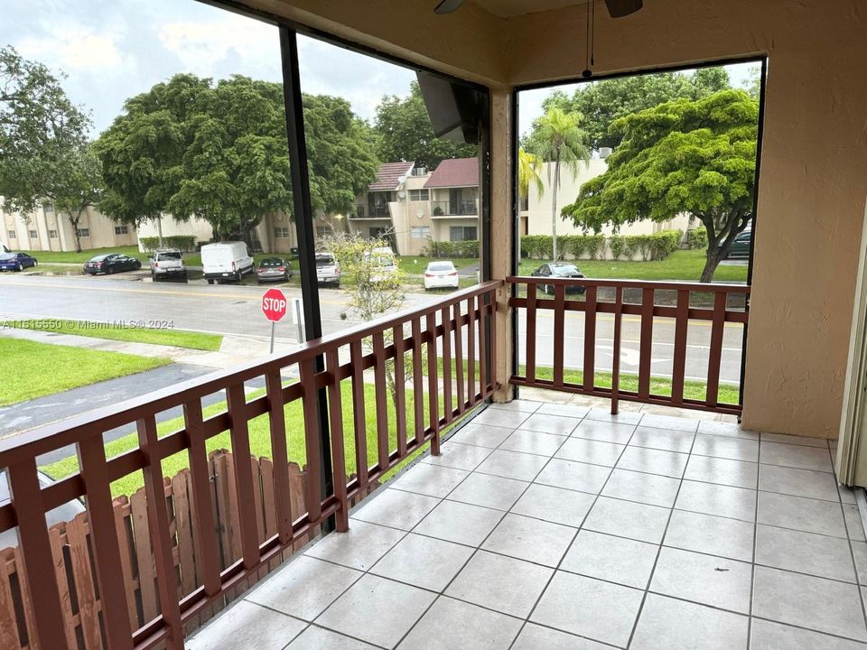 For Rent: $2,450 (2 beds, 2 baths, 986 Square Feet)